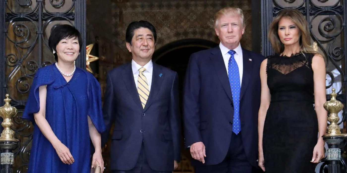Donald şi Melania, alături de premierul Japoniei şi de soţia sa