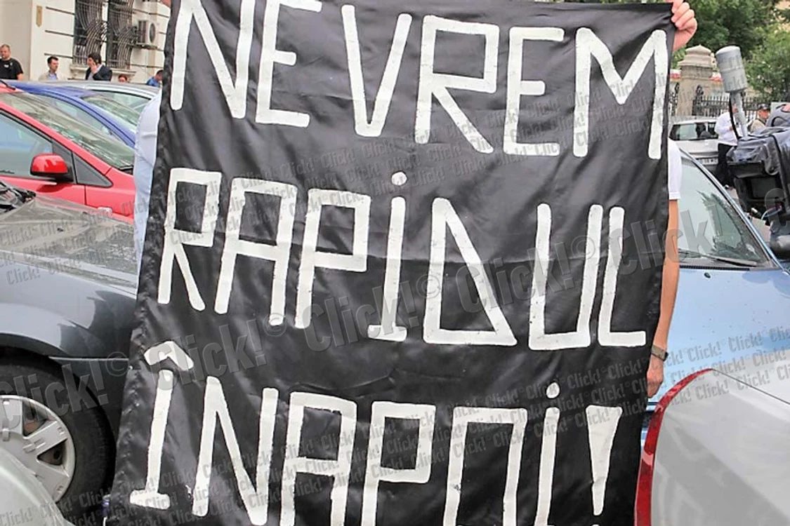 Fanii Rapidului speră ca  George Copos să aibă  parte de un tratament  “special” după gratii (Fotografii: Roberto Sălceanu)
