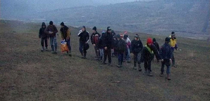 Botoşani: Elevii bat zilnic kilometri întregi ca să înveţe carte