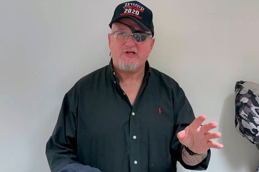 Fondatorul grupului Oath Keepers a venit la Capitol Hill după ce a fost eliberat din închisoare, la ordinul lui Trump