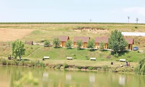 Doar două din cele patru căsuţe  de pe balta lui Dan Bittman erau ieri  ocupate de amatorii de pescuit jpeg