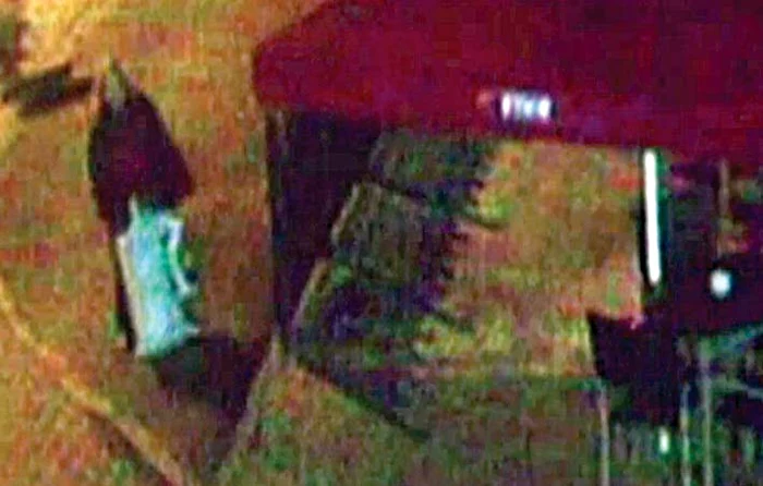 Camerele video  au surprins momentul  în care pensionara  încerca să scape de saci