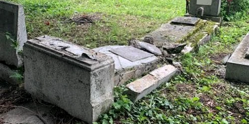 Mai multe monumente funerare din cimitirul evreiesc din Ploieşti au fost vandalizate