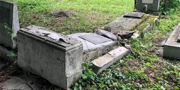 Mai multe monumente funerare din cimitirul evreiesc din Ploieşti au fost vandalizate