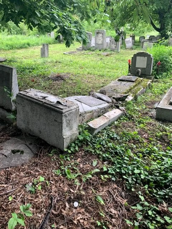 16 monumente funerare din cimitirul evreiesc din Ploieşti au fost vandalizate FOTO Facebook/Silviu Vexler