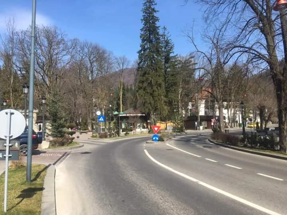 Drumul care duce spre parcul din Sinaia este și el pustiu