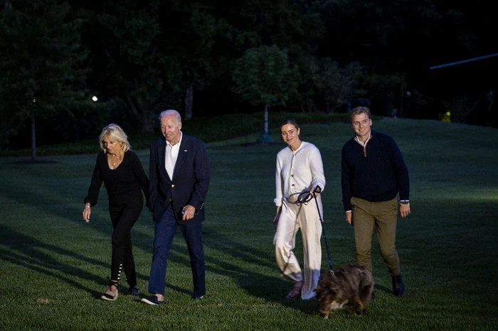 Joe Biden alături de soția, nepoata și logdnicul ei FOTO AFP