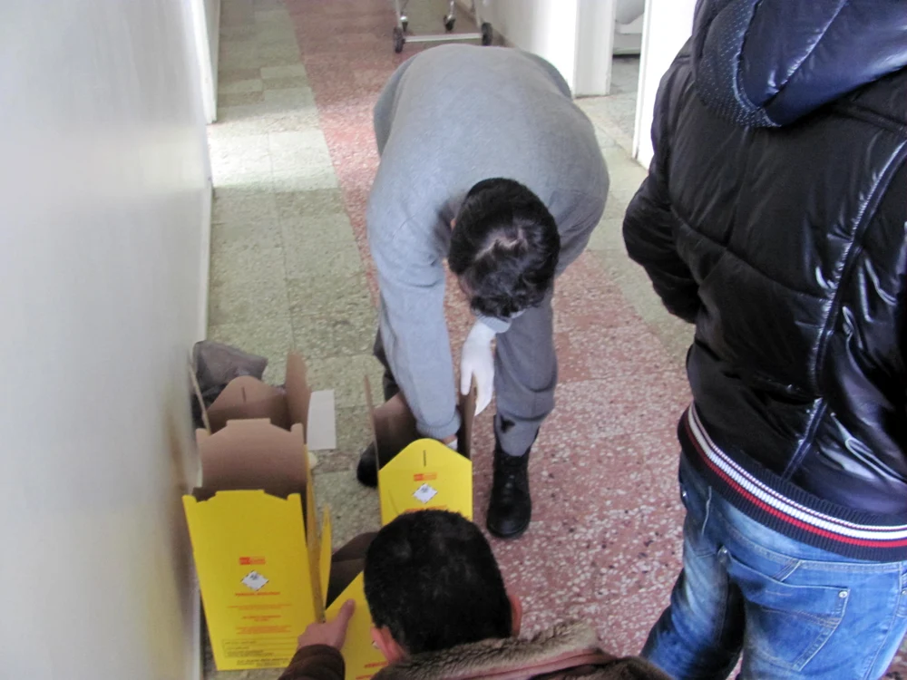 Poliţia efectuează cercetări pentru depistarea celei care a abandonat fetiţa 