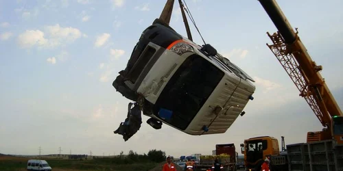 Ambulanţa a fost ridicată cu o macara