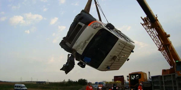 Ambulanţa a fost ridicată cu o macara