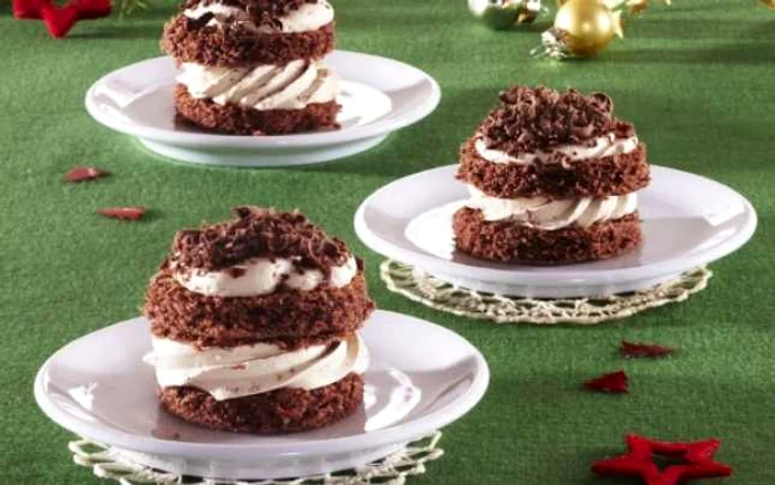 Aceste prăjituri cu cremă de unt vor fi atractia principală a mesei festive.