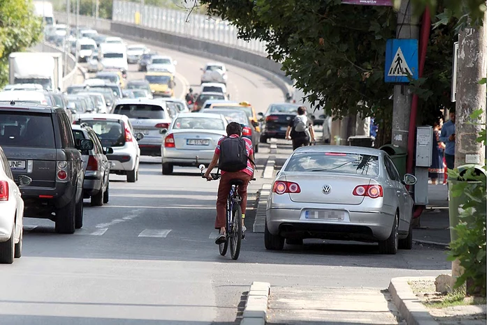 După ce trec prin staţia de autobuz şi prin intersecţie, constată că nu pot înainta din cauza maşinilor parcate