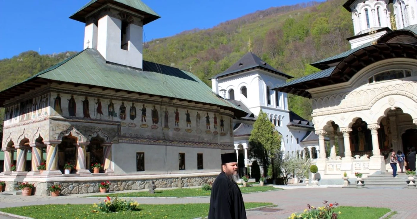 Mănăstirea Lainici se află în Defileul Jiului, la graniţa dintre judeţele Gorj şi Hunedoara