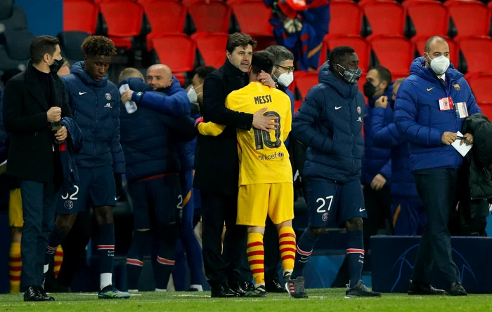 La finalul meciului PSG - Barcelona din martie trecut, deși fuseseră adversari, Pochettino și Messi s-au îmbrățișatFoto: EPA-EFE