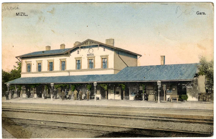 Notabilităţile orașului, pe peronul gării din Mizil, la începutul secolului XX ‒ carte poștală (AIM)
