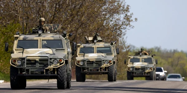 Vehicule blindate rusesti Tigr-M SpN intra in satul Bezymennoye care se află sub controlul Republicii Populare Donetk FOTO Profimedia/ tass