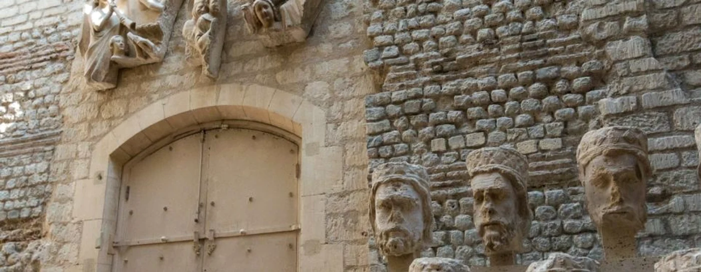 Capetele de regi, salvate după ce statuile au fost mutilate, la Notre Dame din Paris, în timpul Revoluţiei Franceze, acum la Muzeul Cluny; Foto: Marius Georgescu