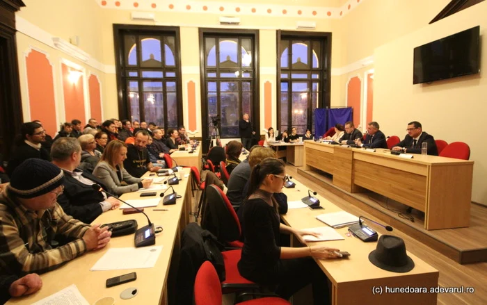 Consilierii PSD au lipsit de la şedinţă, ajutând astfel la păstrarea în funcţie a viceprimarilor Devei. FOTO: Daniel Guţă. ADEVĂRUL.