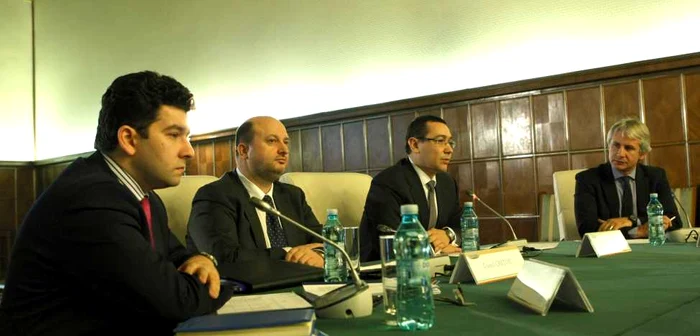 Ministrul Fondurilor
Europene, Eugen Teodorovici (dreapta), a trimis la Bruxelles documente care
i-au nemulţumit pe oficialii europeni