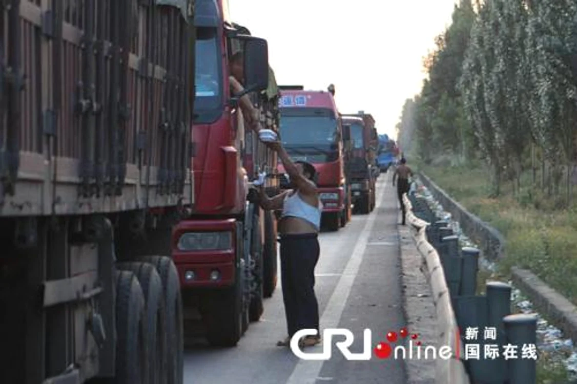 Aşa arată un drum blocat de o coloană lungă de 100 de kilometri