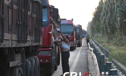 Aşa arată un drum blocat de o coloană lungă de 100 de kilometri jpeg