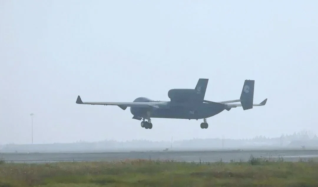 China a testat primul zbor al celui mai mare „avion-dronă” din lume. Un portavion aerian fără pilot, capabil să lanseze roiuri de UAV-uri