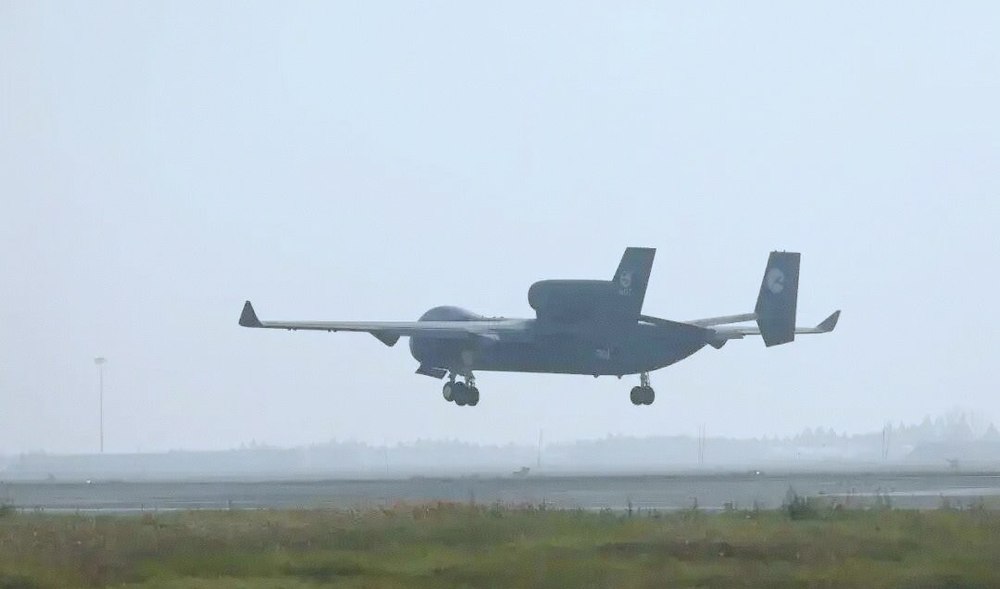 China a testat primul zbor al celui mai mare „avion-dronă” din lume. Un portavion aerian fără pilot, capabil să lanseze roiuri de UAV-uri