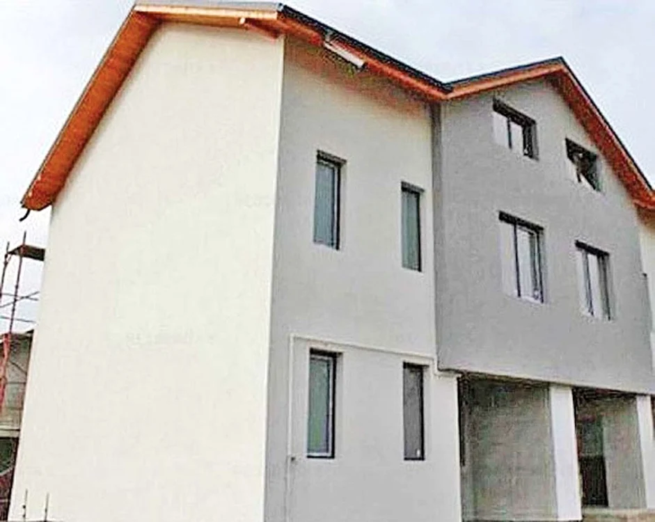 Casa din Bragadiru are 3 dormitoare, 2 băi, living și mansardă