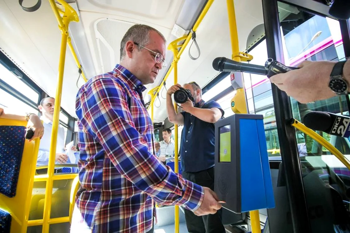 În mijloacele de transport în comun din Cluj-Napoca poți urca doar cu „haine curate” FOTO: PCN