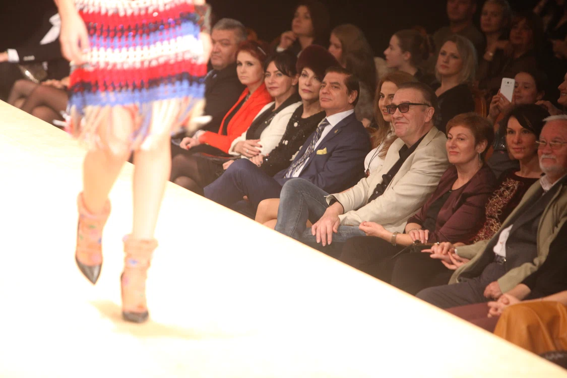 
    Gabriel Cotabiță (59 de ani) pare plăcut impresionat de colecția designerului Liza Panaitfoto: Sever Gheorghe  