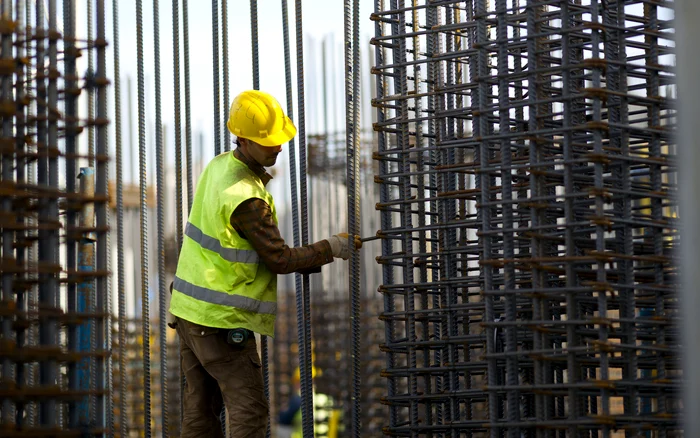 Munca în construcții, alături de agricultură, au atras numeroși români în Spania. Foto: Freepik.com
