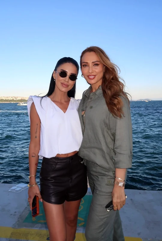 Adelina Pestrițu și Iulia Vântur, dans pe malul Bosforului foto: Instagram 