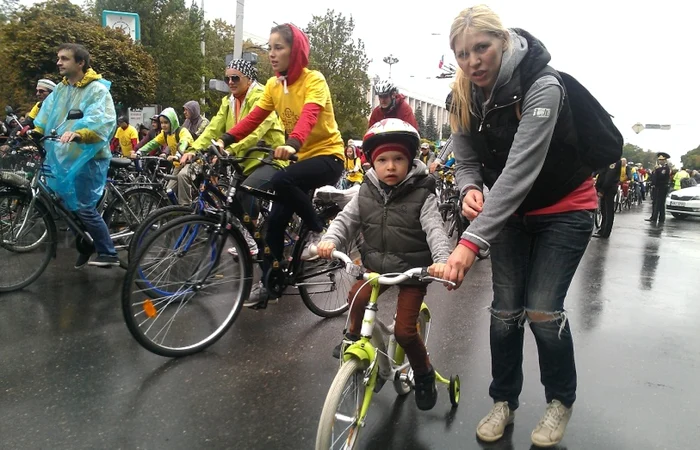 Copiii au luat startul Velohorei alături de bicicliştii mai mari Foto: Andrei Rizescu