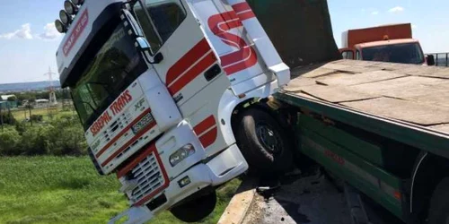 Şoferul a pierdut controlul volanului şi a ajuns cu TIR-ul suspendat pe un parapet