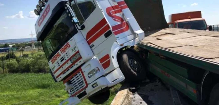 Şoferul a pierdut controlul volanului şi a ajuns cu TIR-ul suspendat pe un parapet
