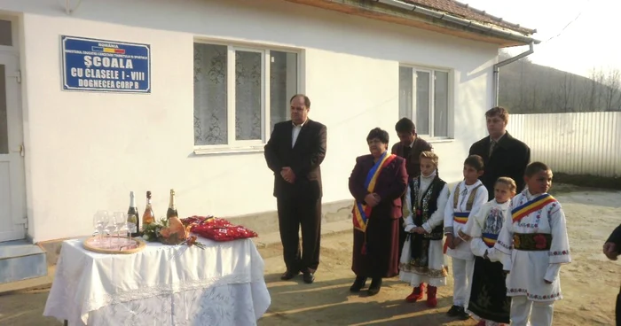 Elevii din Dognecea invaţă în şcoală nouă