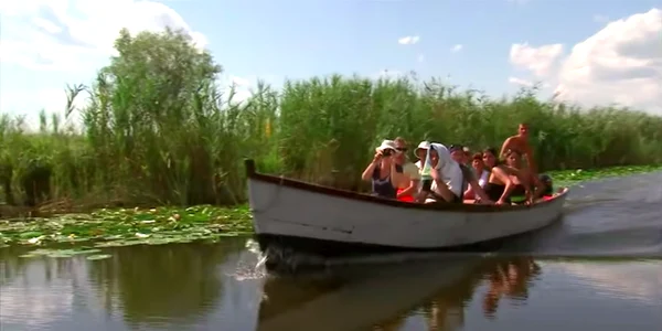 Turişti cu barca în Delta Dunării Sursa Youtube / dratiu
