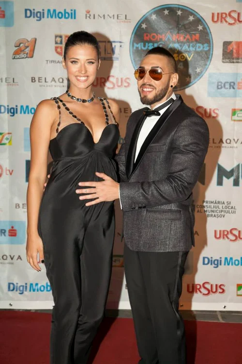 
    Alex Velea a purtat o ţinută Adina Buzatu la Romanian Music Awards  