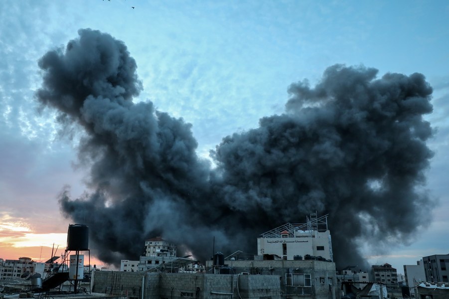 O șosea folosită pentru a fugi din Liban, distrusă în urma unui bombardament. IDF susține că Iranul transporta pe acolo echipamente militare