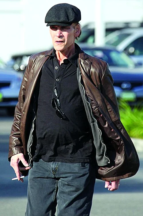 
    Nu a renunţat niciodată la ţigară  