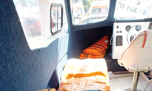 Barca ambulanţă are dotările unei Salvări obişnuite jpeg