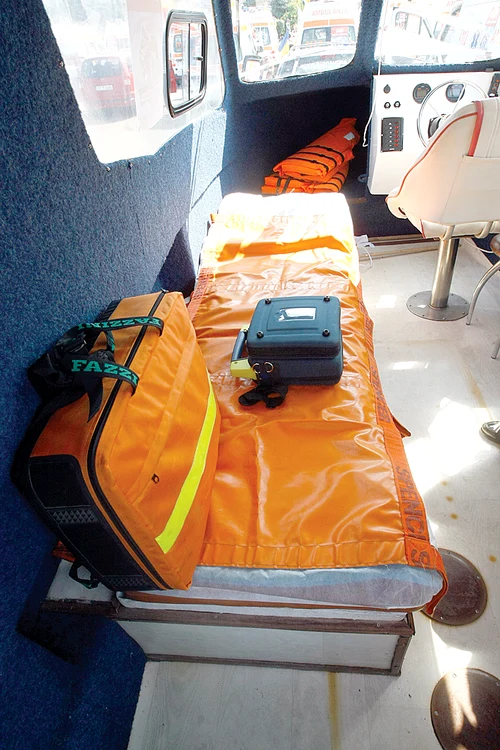 Barca-ambulanţă are dotările unei Salvări obişnuite