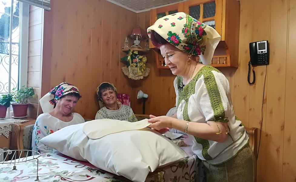 „Pelincuțele Domnului”, tradiționalele turte de Crăciun, însiropate în apă de flori. De ce gospodinele le întind pe perne învelite într-o pânză albă
