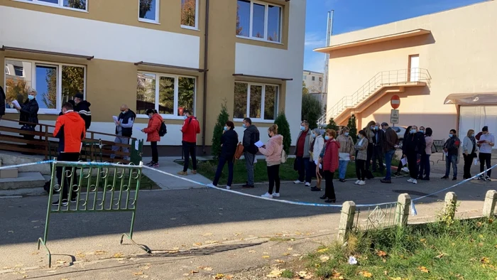 Cozi la vaccinare în Piteşti. Tragedia care i-a tulburat pe anti-vaccinişti