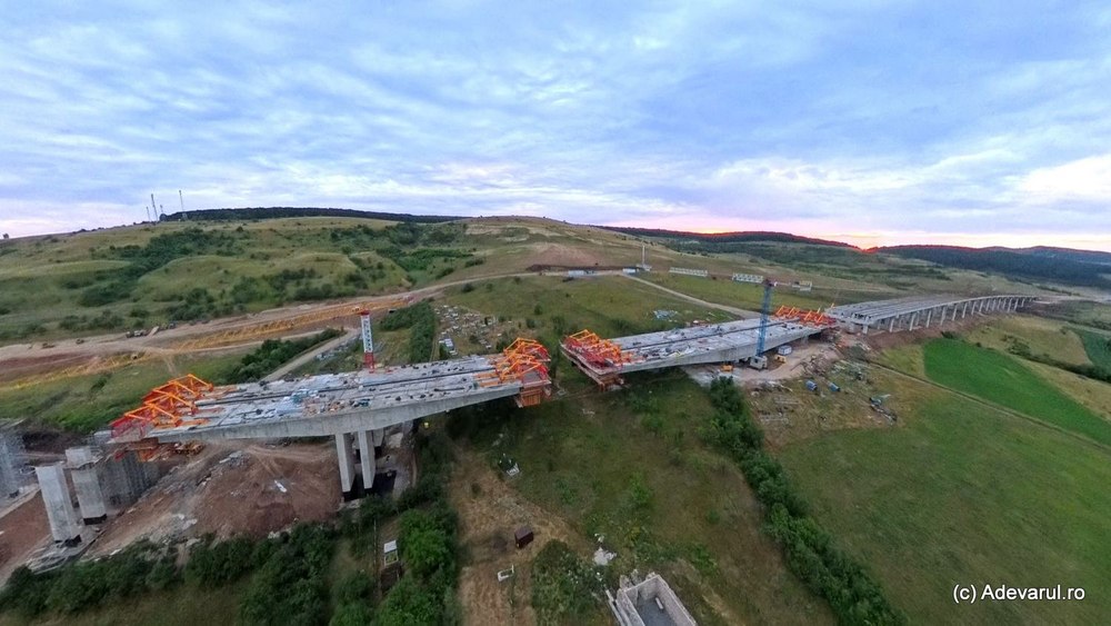 Construcția marilor viaducte de pe Autostrada Transilvania, la final. Aproape 600 de grinzi, montate la Nădășelu și Topa Mică