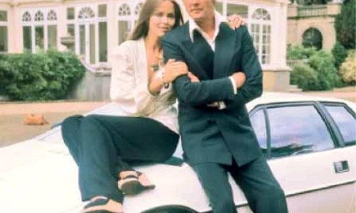 Roger Moore alături de  Barbara Bach, în „James  Bond” din 1977, lângă unul din primele modele Lotus jpeg