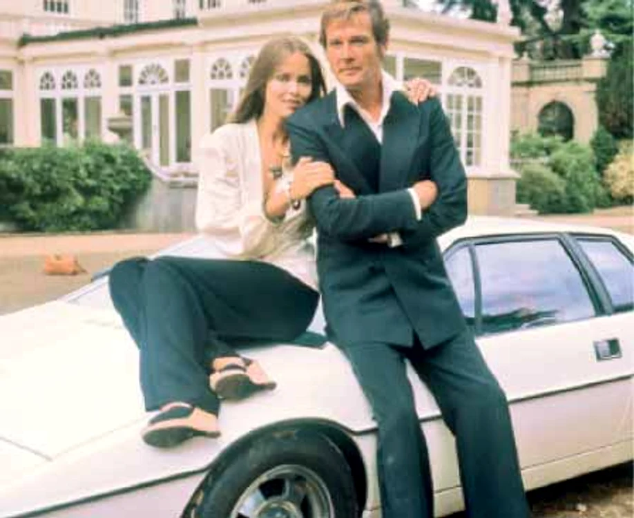 Roger Moore alături de  Barbara Bach, în „James  Bond” din 1977, lângă unul din primele modele Lotus