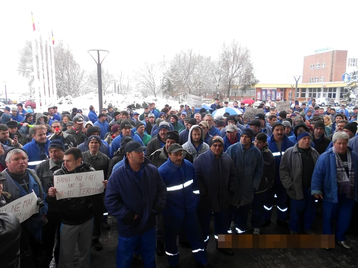 Angajaţii Oltchim protestează în stradă