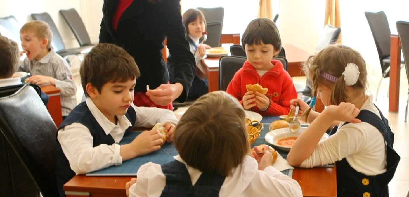 Nutriţoniştii susţin introducerea unei mese calde pe zi pentru elevi
