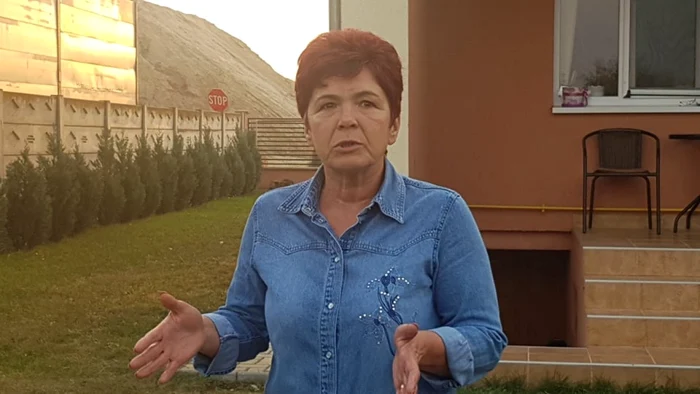 femeie autostrada alba